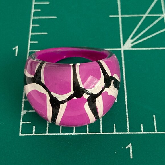 Vintage Lucite Acrylic Ring Size 7 Retro Abstract Hand Painted Purple BlackWhite - Picture 9 of 11